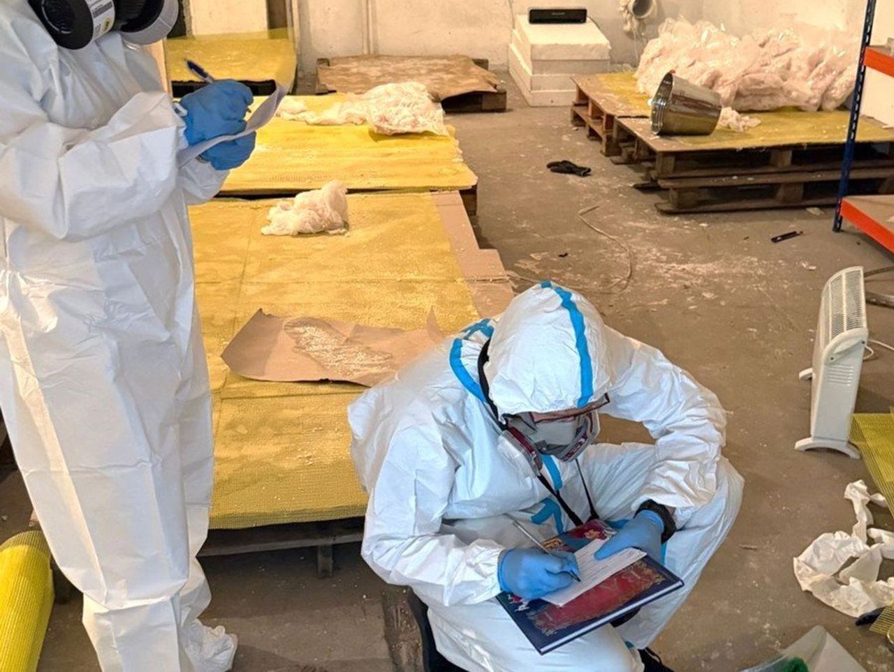 Policja w fabryce klefedronu. Przejęto dwie tony gotowego narkotyku