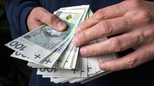 Znalazł kamizelkę. W środku było 20 tys. zł. Tak się zachował 50-latek