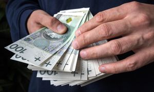 Znalazł kamizelkę. W środku było 20 tys. zł. Tak się zachował 50-latek