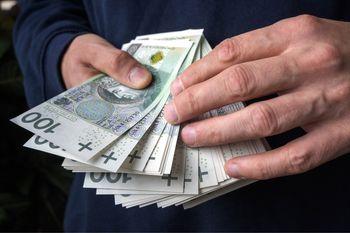 Znalazł kamizelkę. W środku było 20 tys. zł. Tak się zachował 50-latek