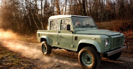 Land Rover Defender nie chce odejść. Polska firma buduje fabrycznie nowe egzemplarze