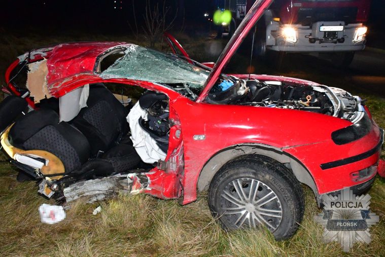 Tragiczny wypadek. Auto rozpadło się na pół
