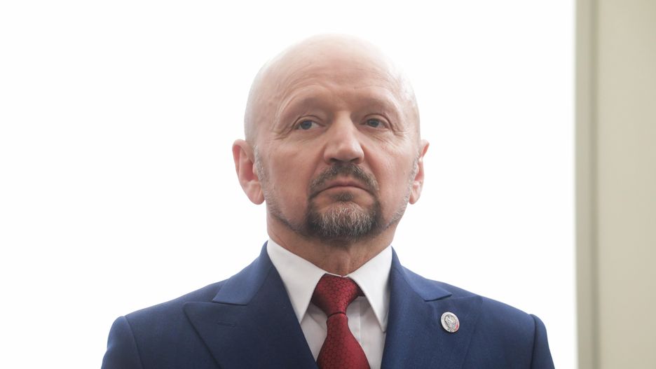Senator Bury rezygnuje ze startu w wyborach. Przez żonę
