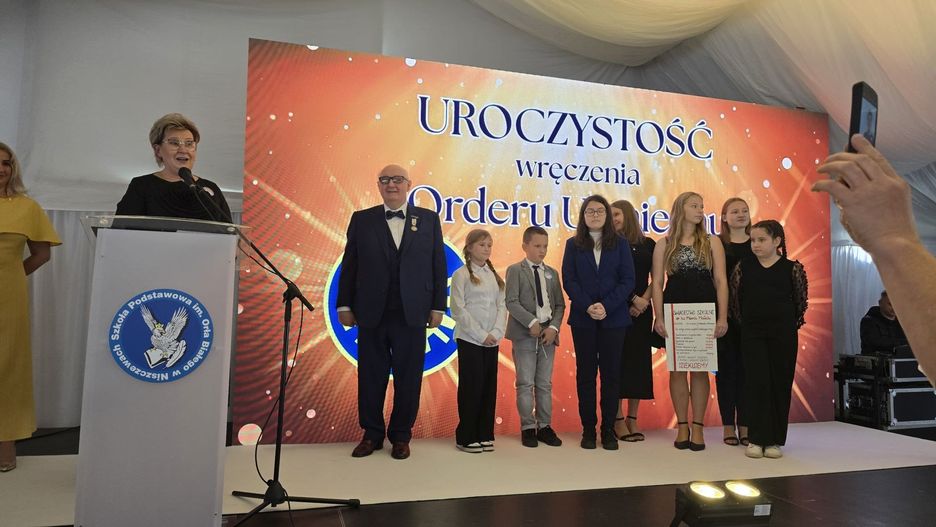 Marek Małecki, prezes firmy Solbet otrzymał w Niszczewach Order Uśmiechu. &#34;To nasz anioł&#34; - mówiły dzieci