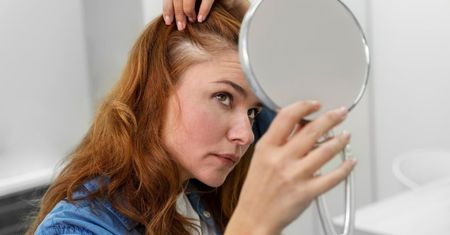 Babciny patent powstrzyma wypadanie włosów. Wystarczy jeden produkt z kuchni