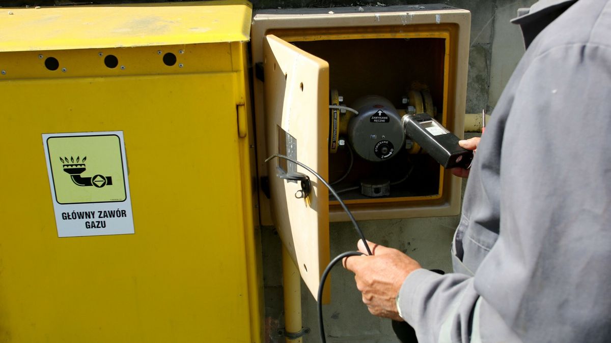 reporter7_baza
12.06.2013 Lublin    Pomiar szczelnosci instalacji gazowej  N/z Pracownik gazowni sprawdza szczelnosc instalacji gazowej  foto. Tomasz Rytych / REPORTER
Tomasz Rytych/REPORTER