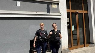 Maluch sam w zamkniętym aucie na parkingu we Wrocławiu. Policjantki wybiły szybę, by uratować 1,5-latka!