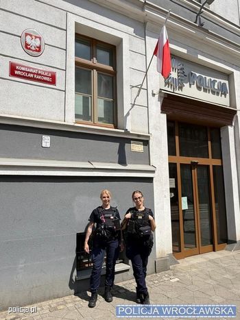 Maluch sam w zamkniętym aucie na parkingu we Wrocławiu. Policjantki wybiły szybę, by uratować 1,5-latka!