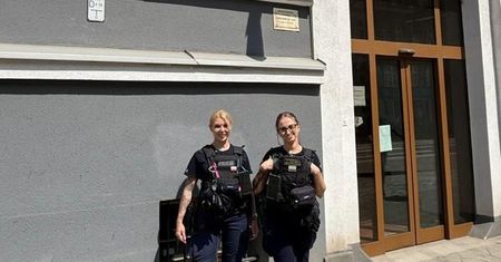 Maluch sam w zamkniętym aucie na parkingu we Wrocławiu. Policjantki wybiły szybę, by uratować 1,5-latka!
