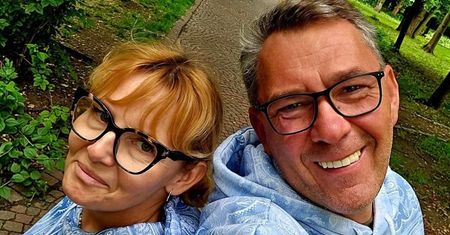 "Darek Stolarz" wydał córkę za mąż i POKAZAŁ ZDJĘCIE Z MŁODĄ PARĄ. Internauci zachwycili się kreacją jego żony