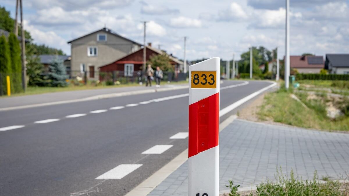 Słupek prowadzący na drodze wojewódzkiej nr 833 Chodel–Kraśnik