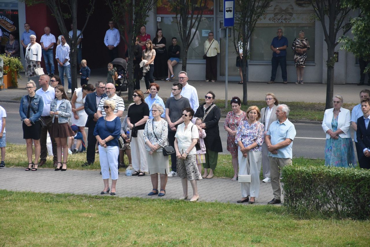 Boże Ciało na śremskich Jezioranach: tłum wiernych w procesji do czterech ołtarzy