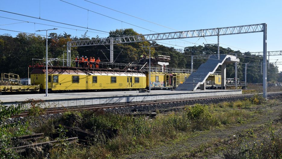 Na polickim dworcu powstają dwie kładki nad torami, które ułatwią dotarcie na peron. Na regularne kursy Szczecińskiej Kolei Metropolitalnej na trasie do Polic będziemy jednak musieli poczekać do 2026 roku