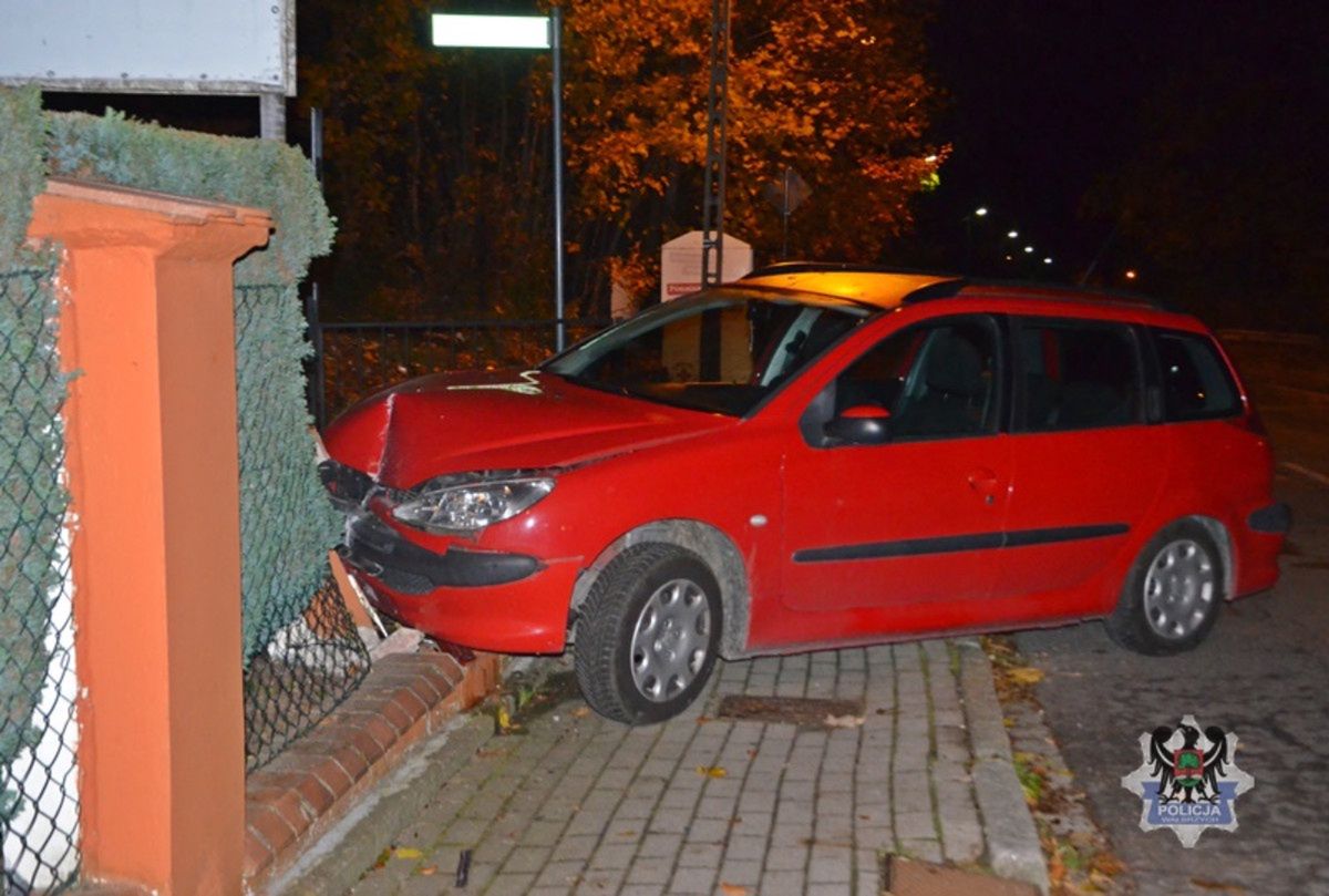 Kompletnie pijany 21-latek. Podróż skończył na czyimś ogrodzeniu