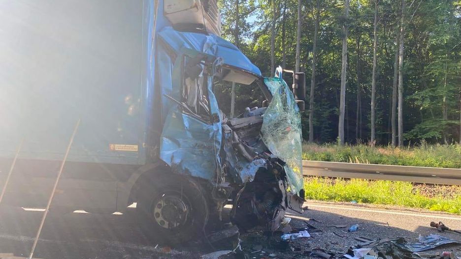 Kierowca ciężarówki był pijany. Wjechał w tył autobusu.