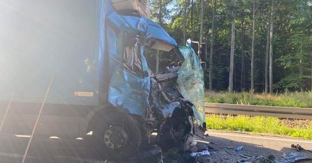 Pijany kierowca TIR-a wjechał w autobus. Są ranni