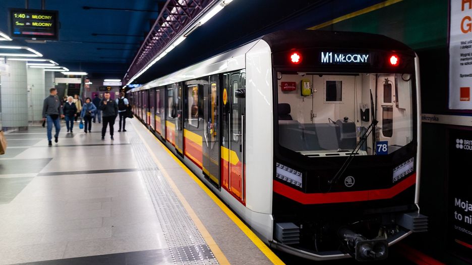 PKP Intercity jest pierwszym przewoźnikiem kolejowym w Polsce, który umożliwia w swojej aplikacji dokupienie biletu pozwalającego podróżować transportem publicznym w Warszawie.