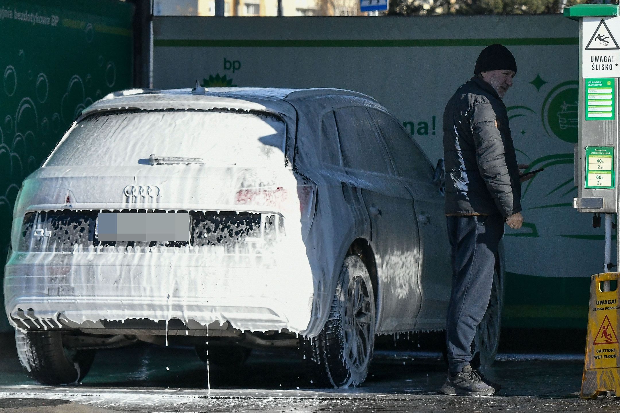 Robert Więckiewicz zabrał się do pracy. Myje furę