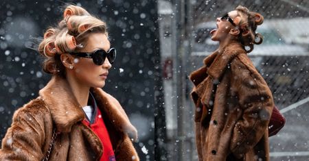 Bella Hadid paraduje po Nowym Jorku w WAŁKACH NA GŁOWIE i połyka płatki śniegu (ZDJĘCIA)