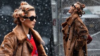 Bella Hadid paraduje po Nowym Jorku w WAŁKACH NA GŁOWIE i połyka płatki śniegu (ZDJĘCIA)