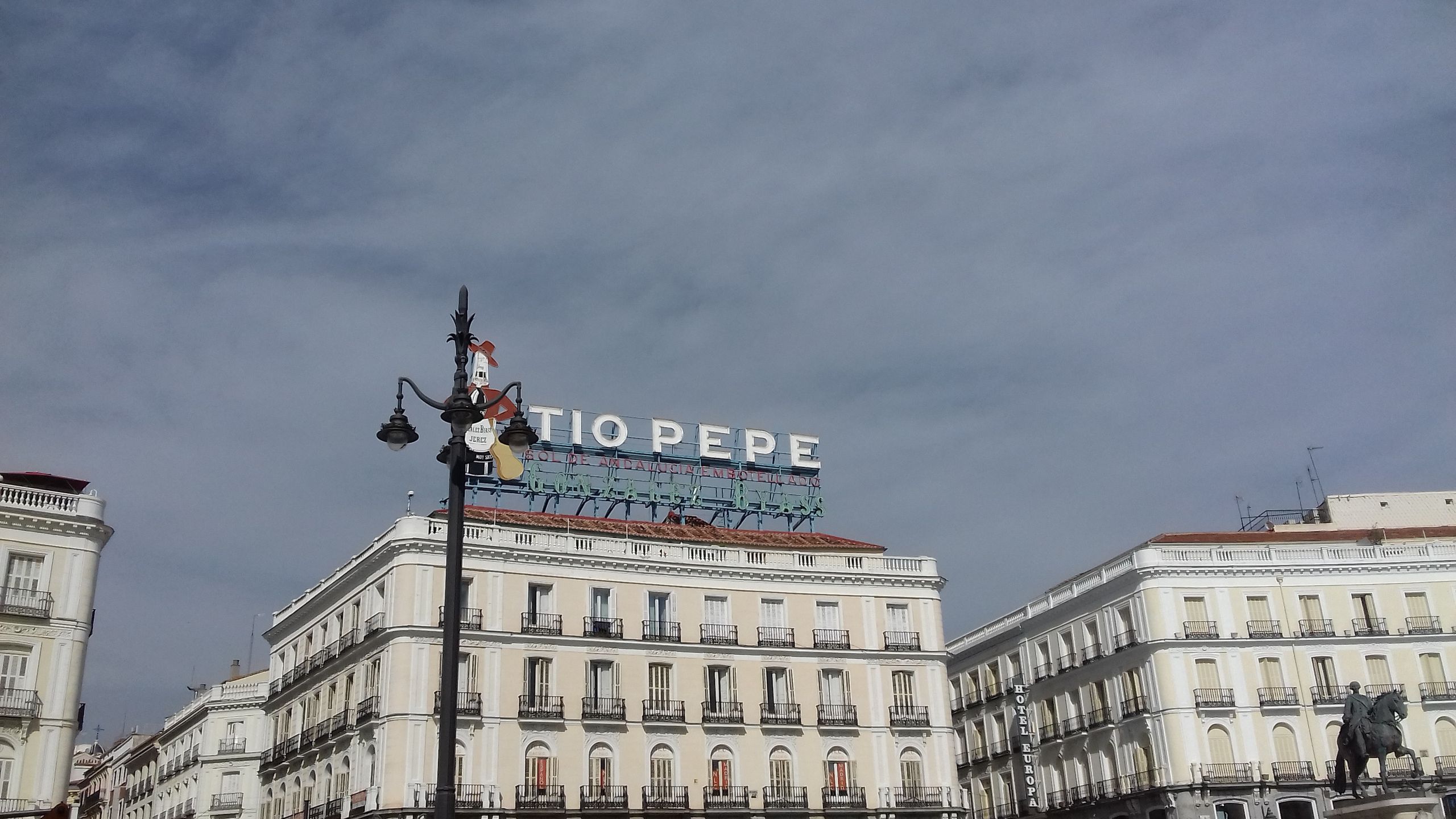 Puerta del Sol ze słynnym neonem 