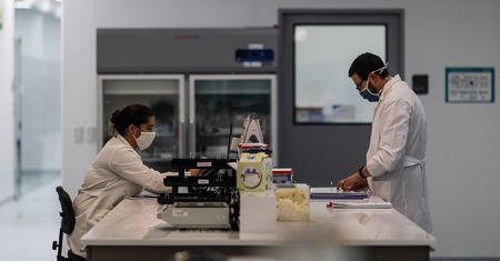 Koronawirus na świecie. AstraZeneca wstrzymuje badania nad szczepionką. Poważna "niepożądana reakcja"?