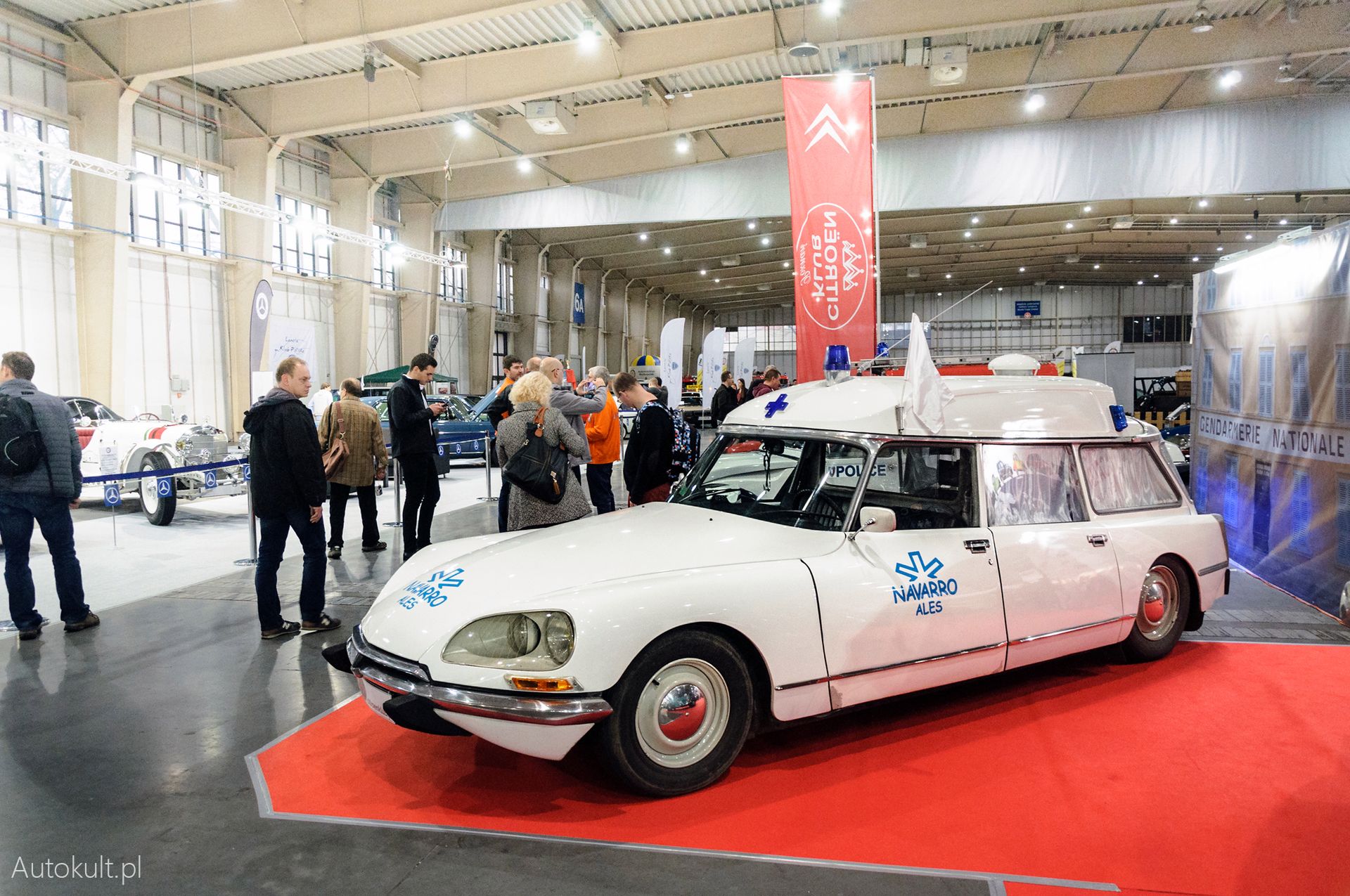Polskie kluby zrzeszające fanów francuskich aut nigdy nie rozczarowują. Zawsze na targach pojawiają się specjalne wersje różnych modeli - np. DS w wersji ambulans.