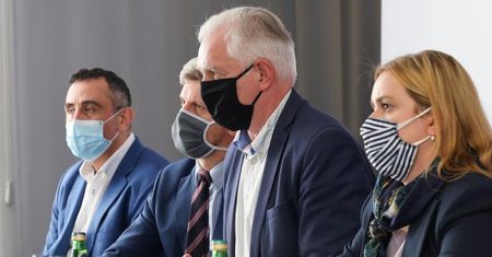 Zakaz handlu, godziny dla seniorów. Kulisy rozmów branży z Gowinem