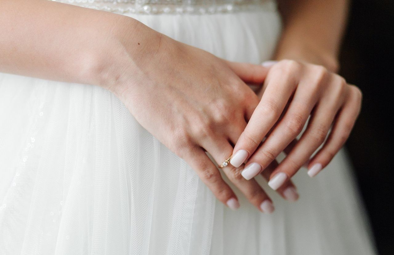 Jak stworzyć manicure lekki jak tiul? Ten trend to czysta magia na paznokciach