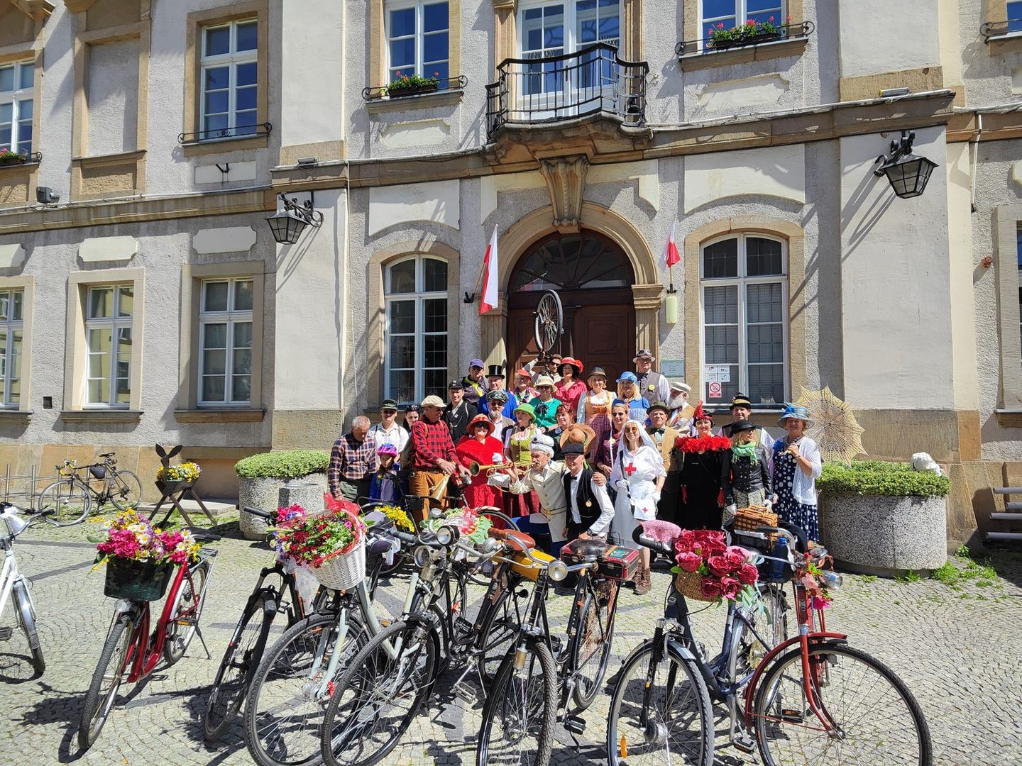 Rowerowe parady retro mają długą tradycję w Jeleniej Górze. Każdy dobrze się na nich bawi