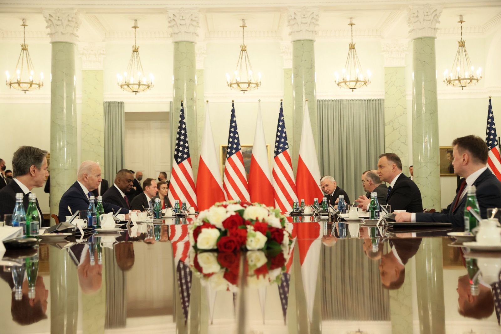Joe Biden, Andrzej Duda, Mariusz B�aszczak, Zbigniew Rau, Piotr Naimski, Antony Blinken
Warszawa, 26.03.2022. Wizyta prezydenta USA Joe Bidena. Prezydent USA Joe Biden (2L), prezydent RP Andrzej Duda (2P), sekretarz stanu w Kancelarii Prezesa Rady Ministr�w Piotr Naimski (4P), minister spraw zagranicznych Zbigniew Rau (3P), sekretarz stanu Stan�w Zjednoczonych Antony Blinken (L) i minister obrony narodowej Mariusz B�aszczak (P) wzi�li udzia� w spotkaniu w Pa�acu Prezydenckim w Warszawie, 26 bm. Prezydent Biden jest z dwudniow� wizyt� w Polsce. (aldg) PAP/Leszek Szyma�ski
Leszek Szyma�ski
ameryka�ski, bilateralne, dyplomacja, pa�ac prezydencki, polityk polityka, prezydent, rozmowy, spotkanie, usa, wizyta