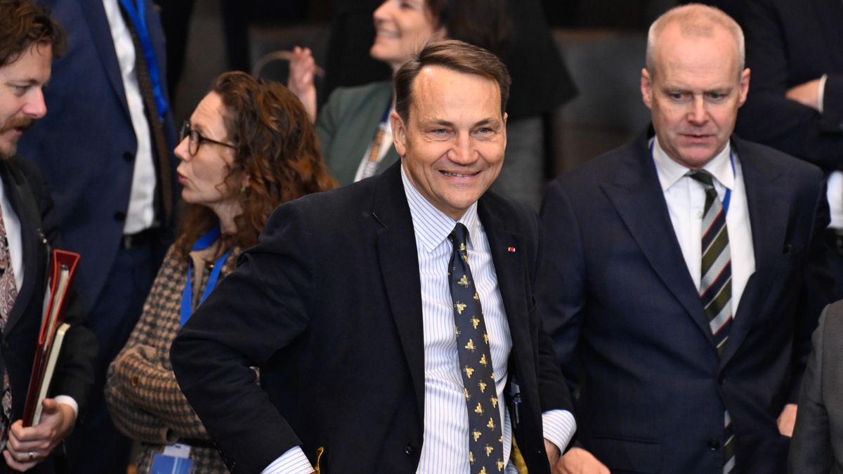 Bruksela, Belgia, 04.04.2025. Minister spraw zagranicznych Radosław Sikorski (C) podczas posiedzenia Rady Północnoatlantyckiej w Brukseli, 4 bm. Szefowie MSZ państw NATO rozmawiają m.in. o dalszym wsparciu dla Ukrainy. (jm) PAP/Wiktor Dąbkowski