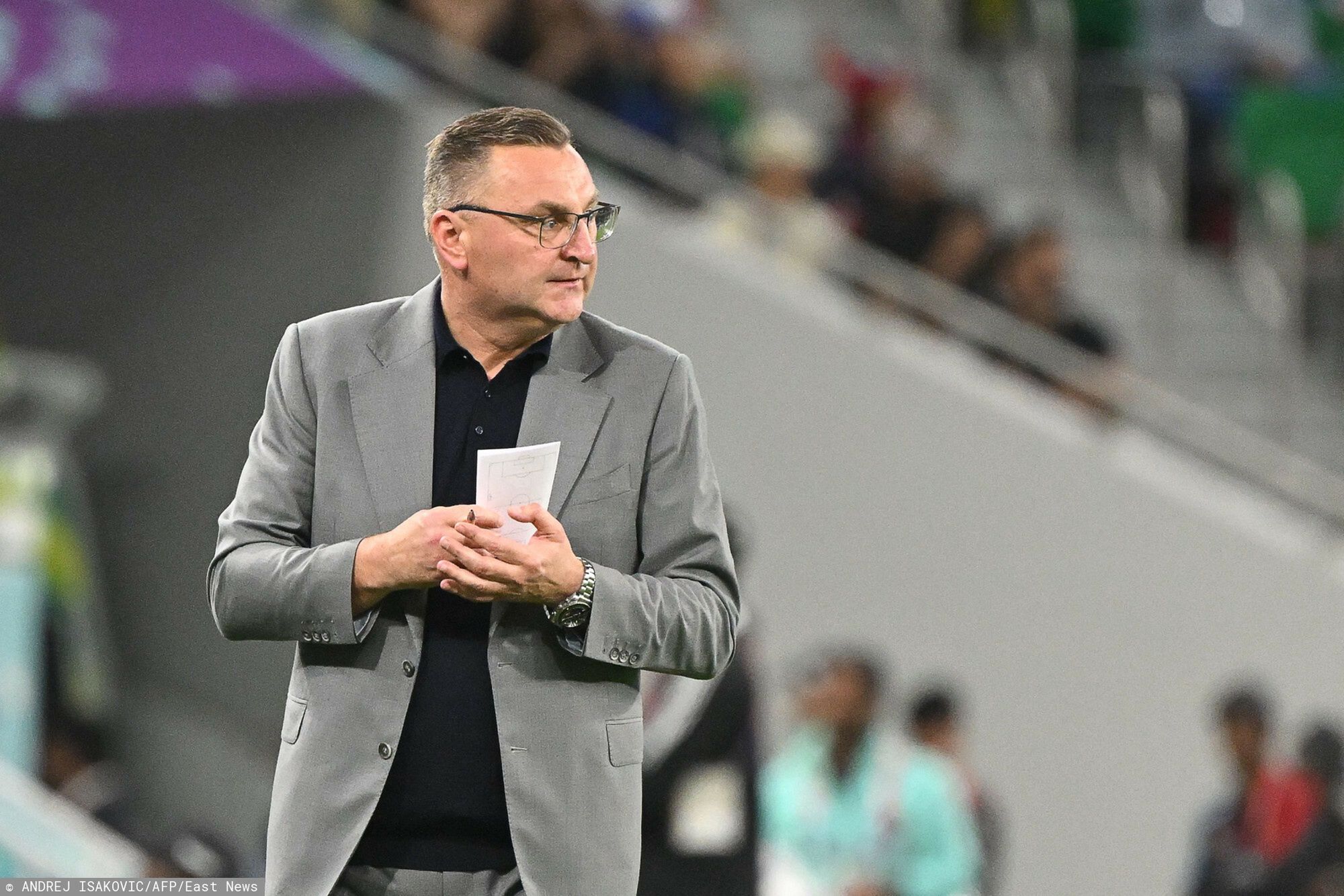 M? 2022 1/8 fina?u mecz Francja - PolskaPoland's coach Czeslaw Michniewicz watches his players from the touchline during the Qatar 2022 World Cup round of 16 football match between France and Poland at the Al-Thumama Stadium in Doha on December 4, 2022. (Photo by ANDREJ ISAKOVIC / AFP)ANDREJ ISAKOVIC