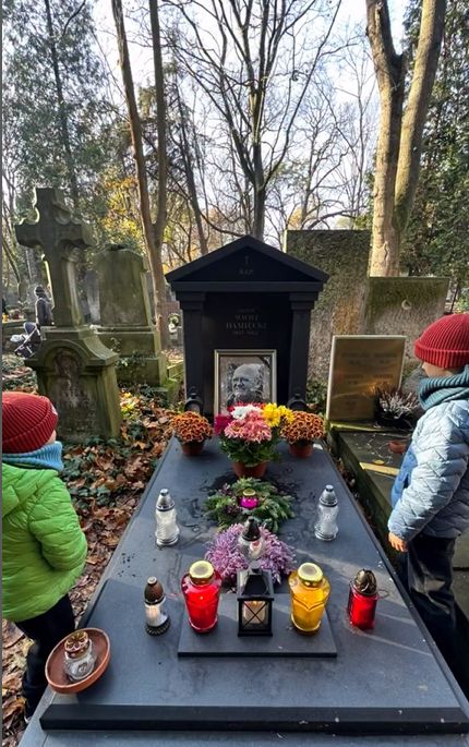Mateusz Damięcki z rodziną kwestował na Powązkach