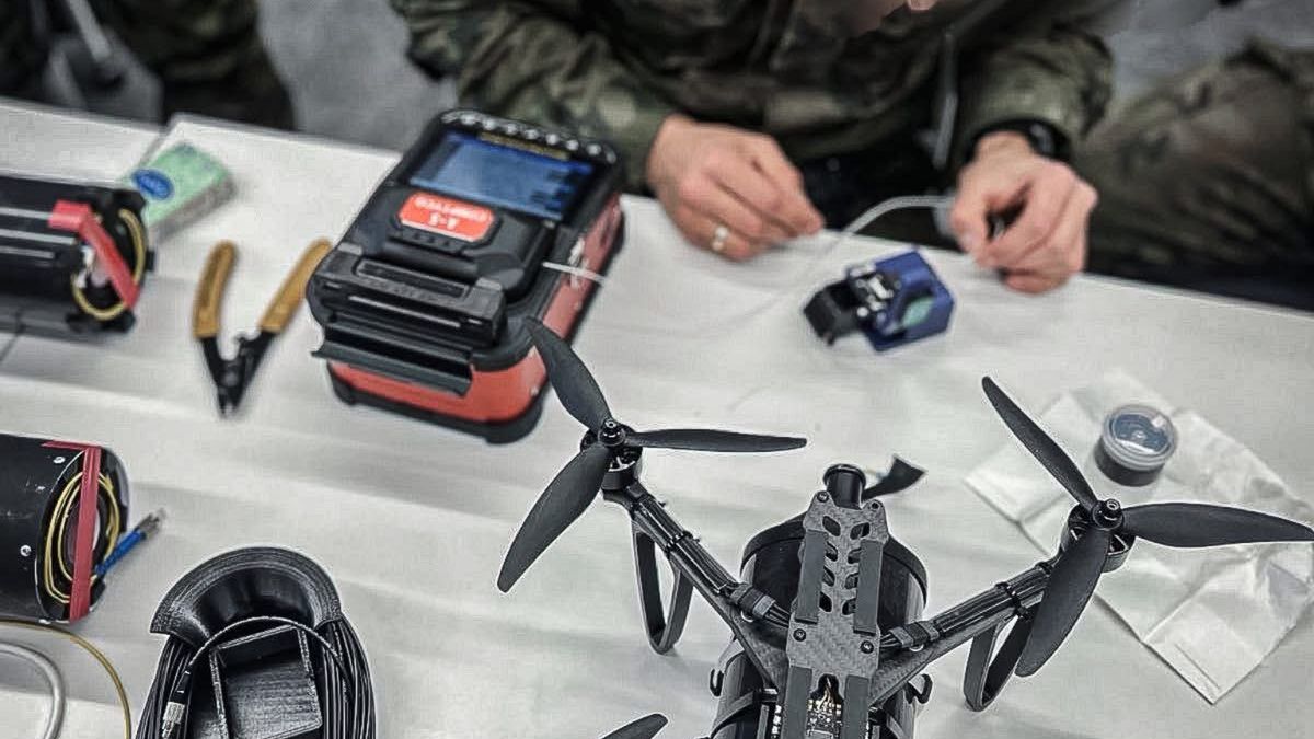 Żołnierze podczas ćwiczeń z wykorzystaniem dronów Vespa.