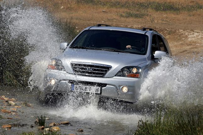Tylko pierwsza generacja Kii Sorento nadaje się do jazdy w terenie. Trzeba jednak pamiętać, że fabryczne auto jest SUV-em.
