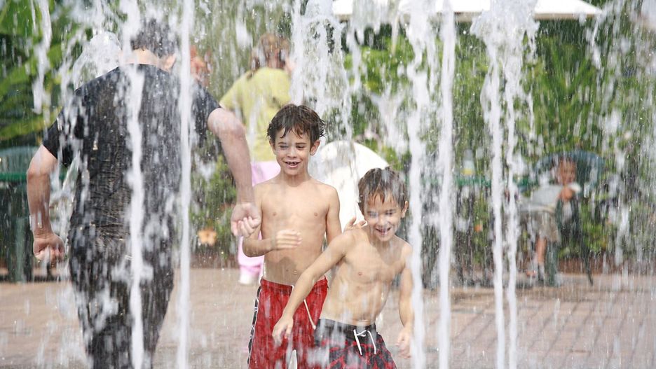 dzieci w fontannie