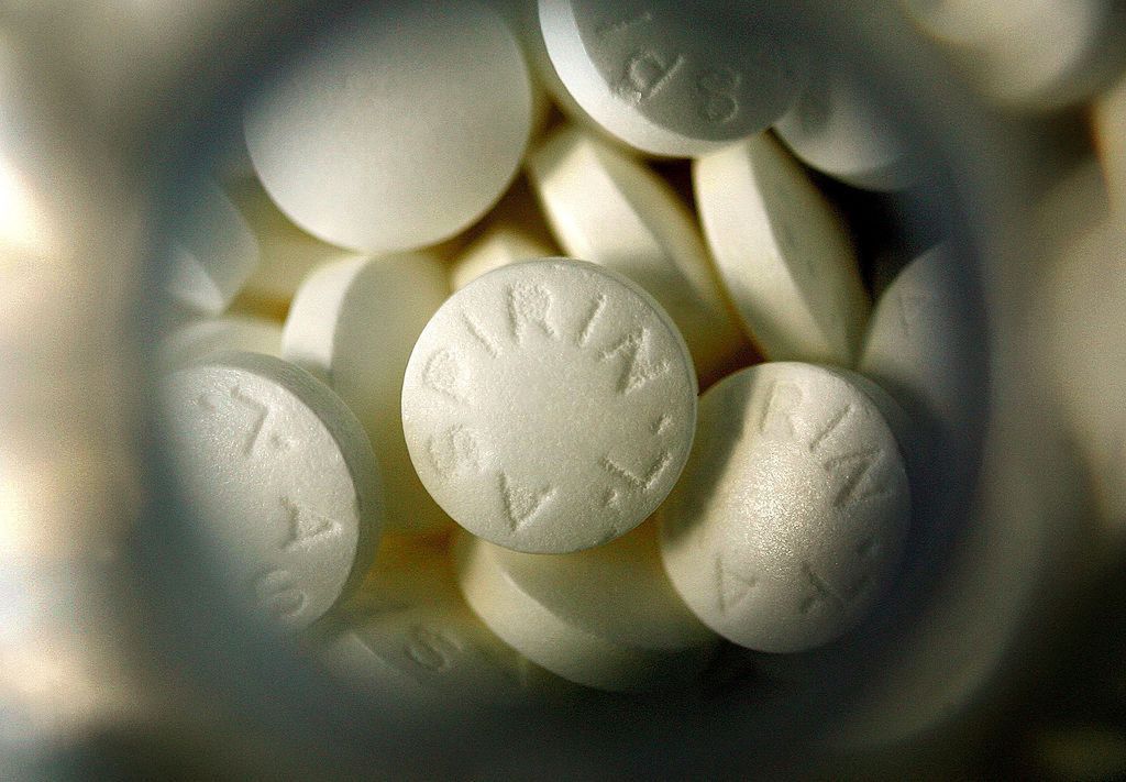 Aspiryna pomaga w walce z COVID-19? Najnowsze badania