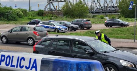 14-latka potrącona na przejściu. Jechała hulajnogą z koleżanką