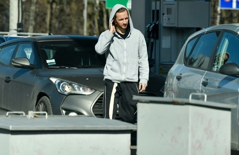 Maciej Musiał ogląda ustronną działkę za ponad milion złotych