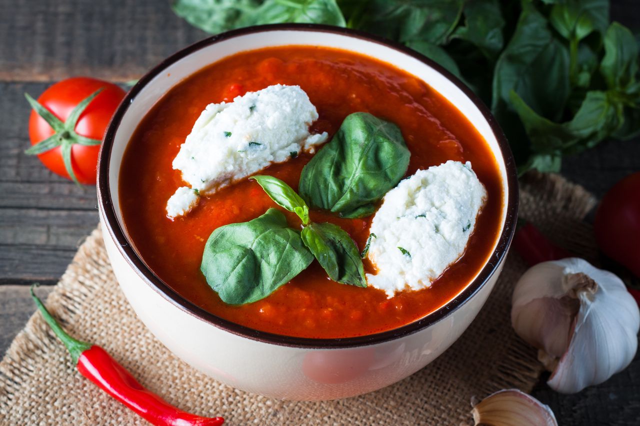 Zamiast na śniadanie, dodaję do zupy. Pomidorówka syci na dłużej