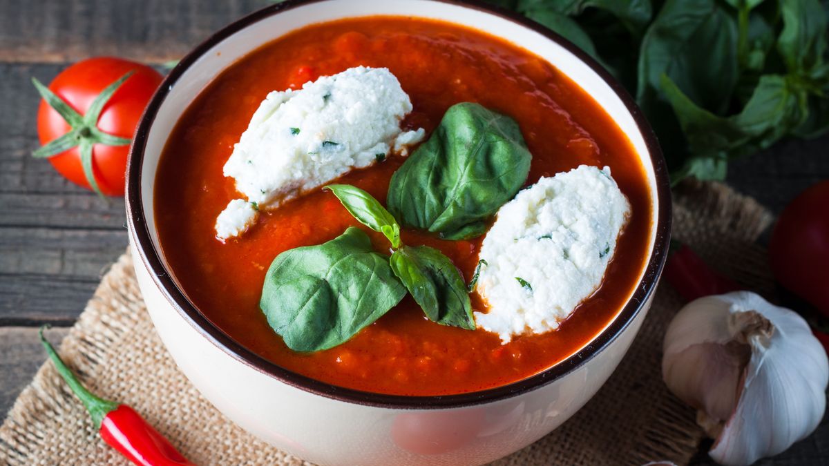 Pomidorowa z wkładką z twaeogu nasyci na dłużej