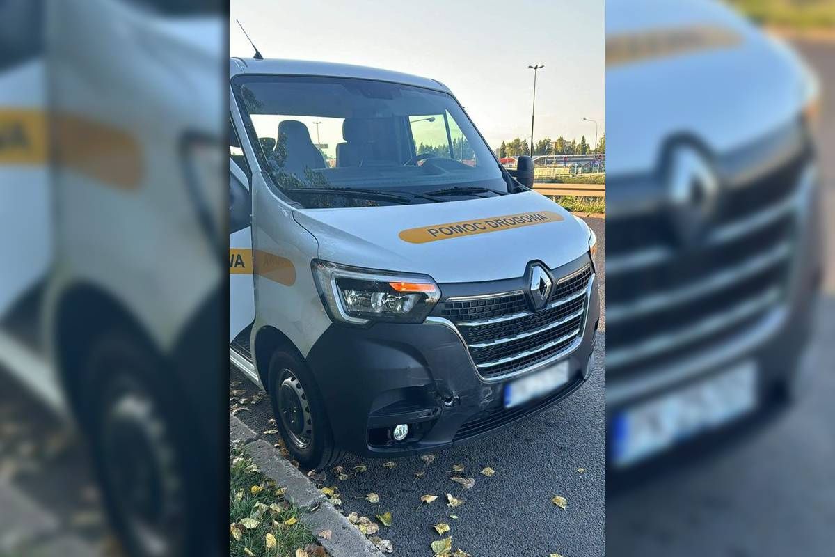 Uszkodzona laweta po zderzeniu ze skodą na rondzie przy Makro