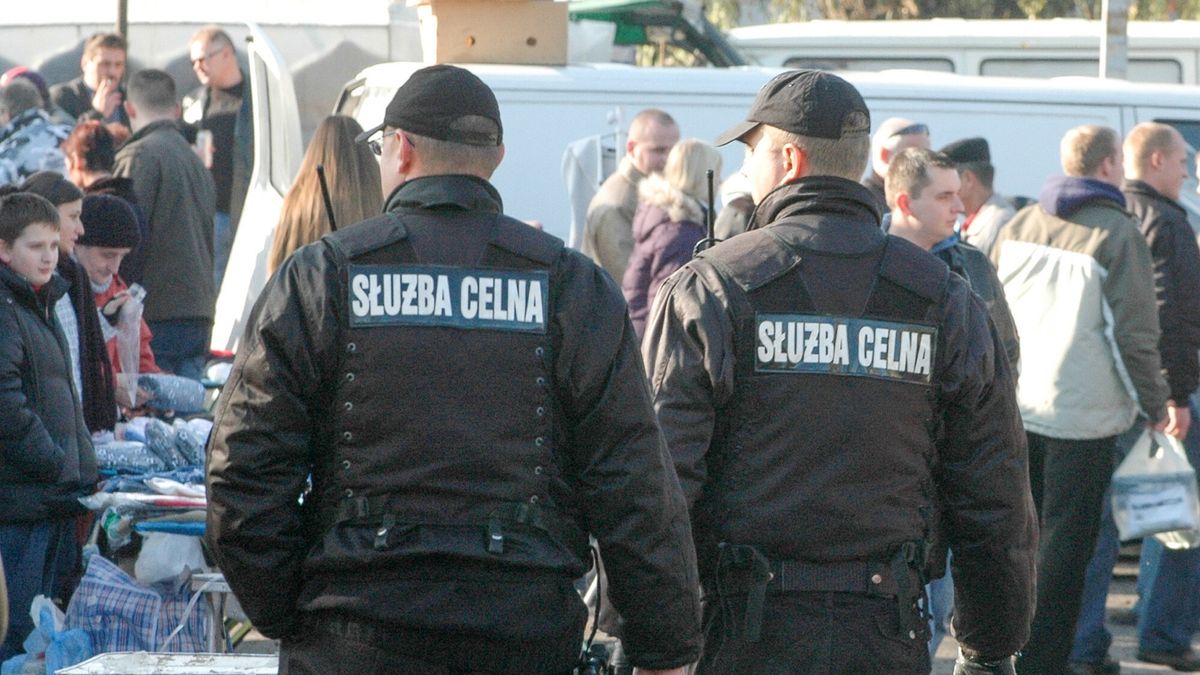 Reporter archiwum 2024 01
08.11.2018 Lodz. N/z nalot Sluzby Celnej na handlujacych roznosciami na terenie stadionu LKS. Fot. Piotr Kamionka/REPORTER
Piotr Kamionka/REPORTER