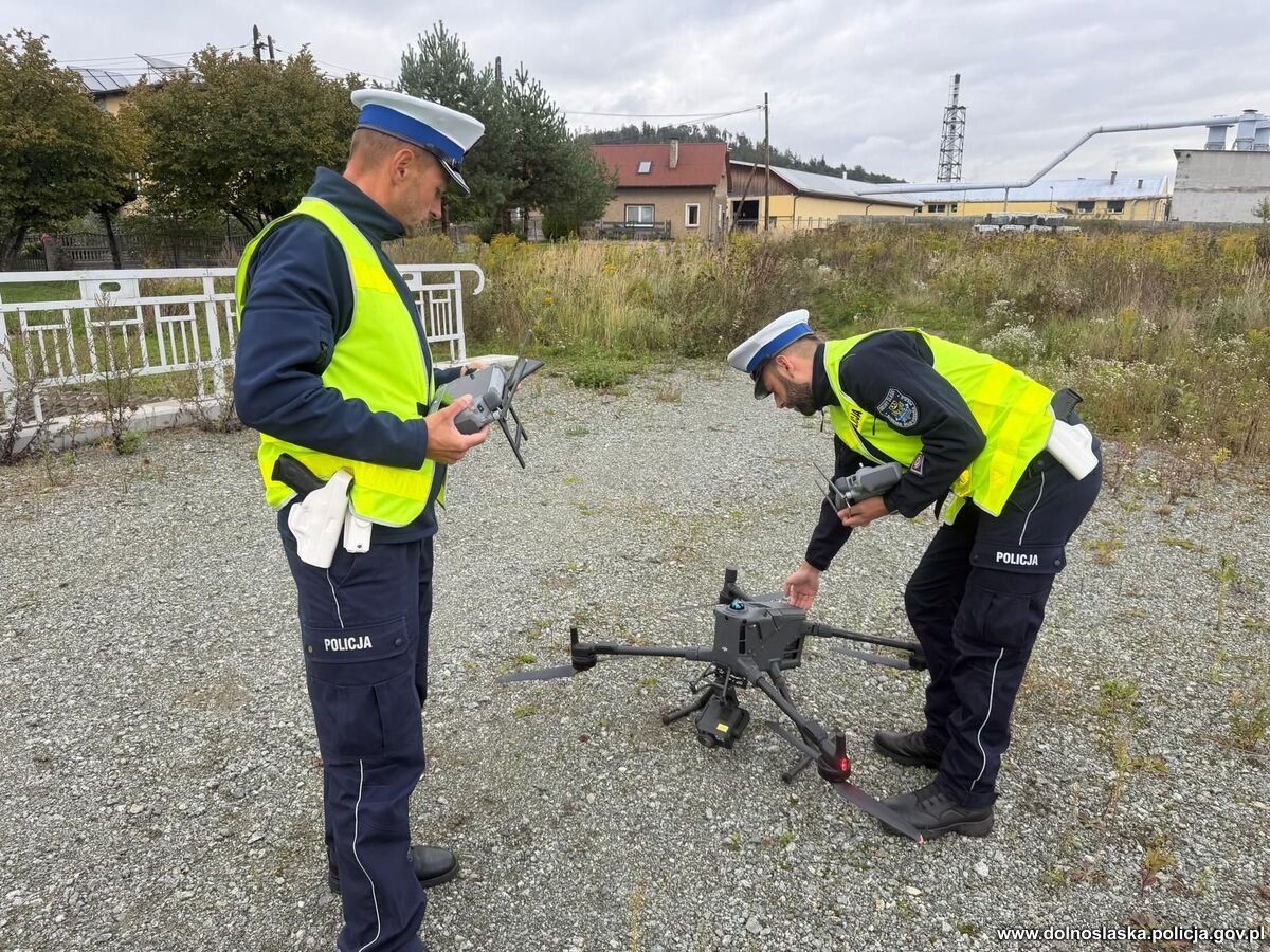 Policjanci podczas akcji "Bezpieczny przejazd"