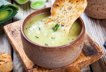 Jest lekki, śmietankowy i pożywny. Dzieci zajadają bardziej niż pomidorówkę