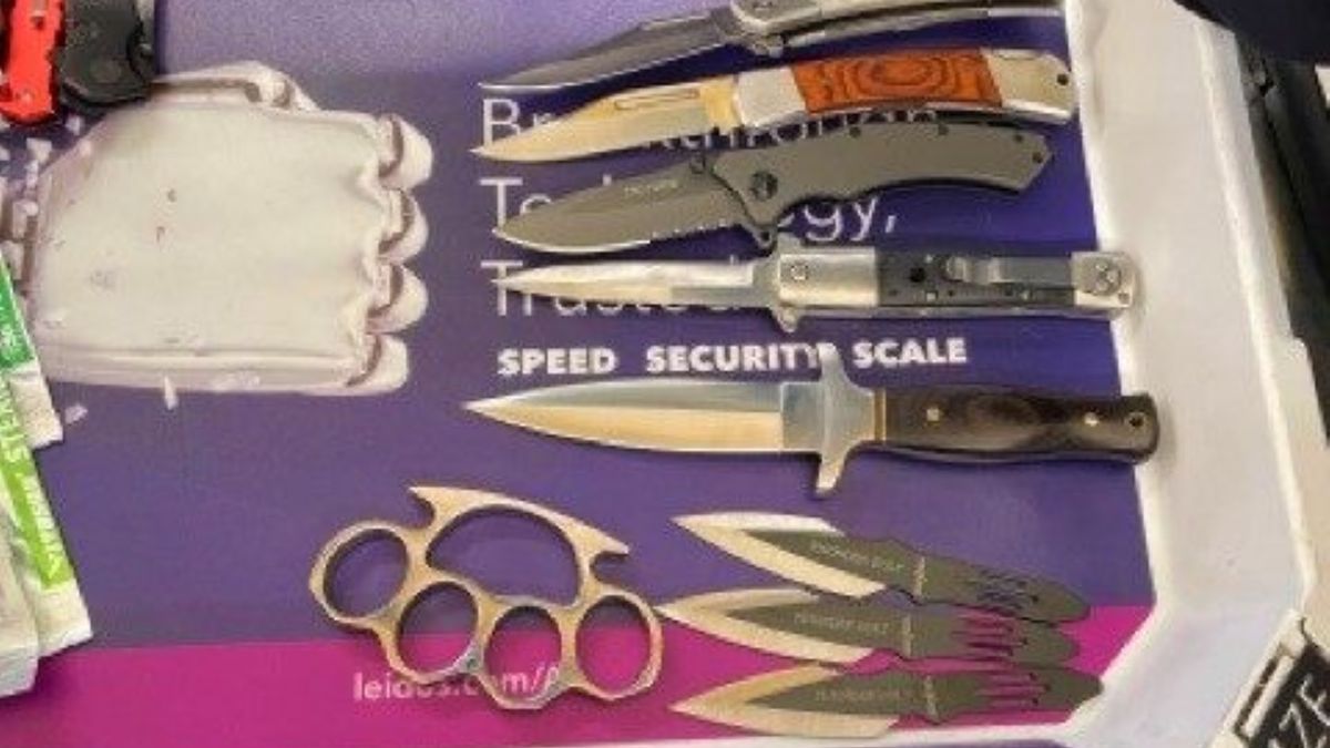 Mężczyzna przewoził w bagażu podręcznym 23 bronie 