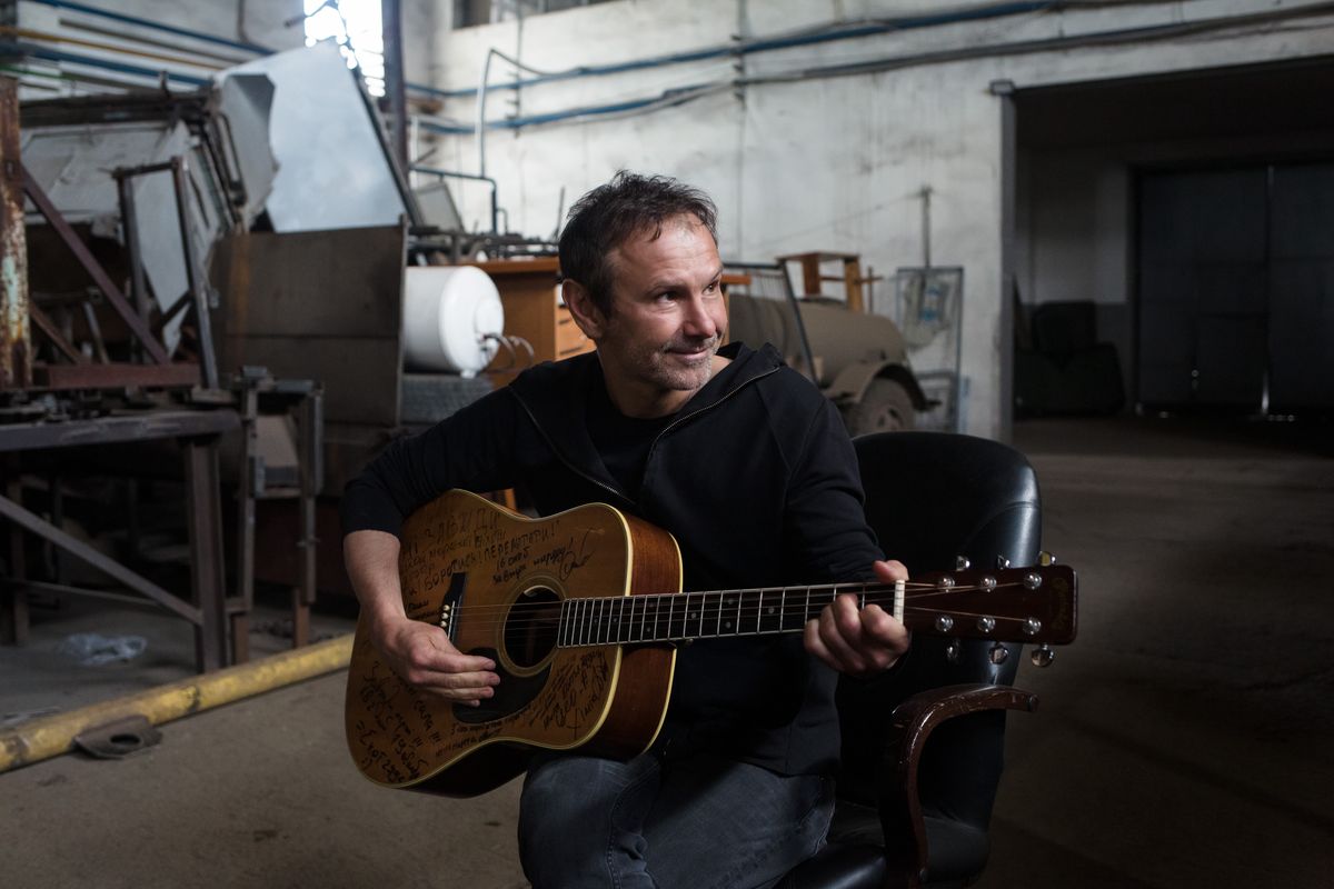 Ukrainian singer Sviatoslav Vakarchuk performs for the Ukrainian soldiers on May 16, 2022 in Donetsk area, Ukraine.  (Photo by Anastasia Vlasova/For The Washington Post via Getty Images)