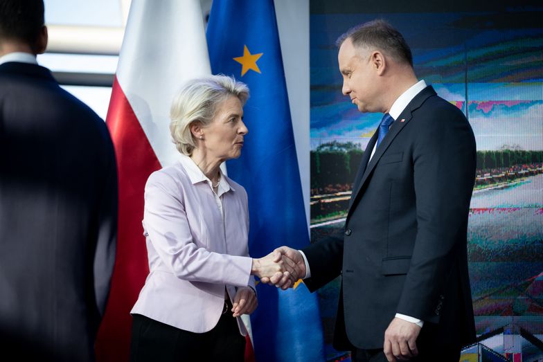 Na zdjęciu szefowa Komisji Europejskiej Ursula von der Leyen i prezydent Polski Andrzej Duda podający sobie ręce