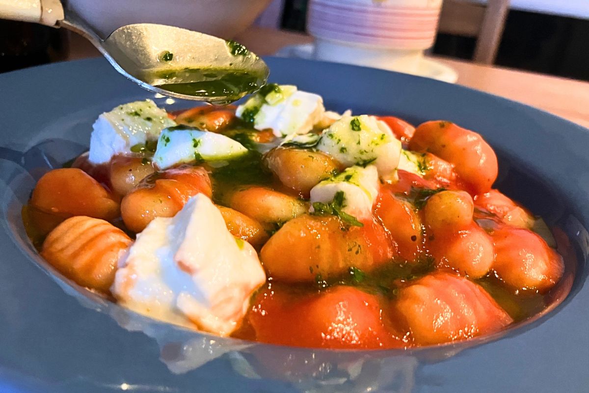 Zrób na obiad najprostsze gnocchi z patelni. Zielony sosik orzeźwi danie